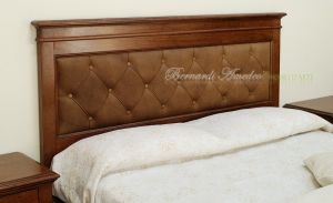 Letto classico matrimoniale in legno massiccio con pannello testiera imbottito in vera pelle